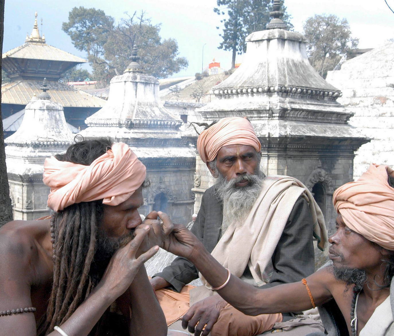 Sadhus, hombres santos, comparten marihuana en las instalaciones del templo Pashupatinath delante de Mahasivratri Mela en Katmandú.