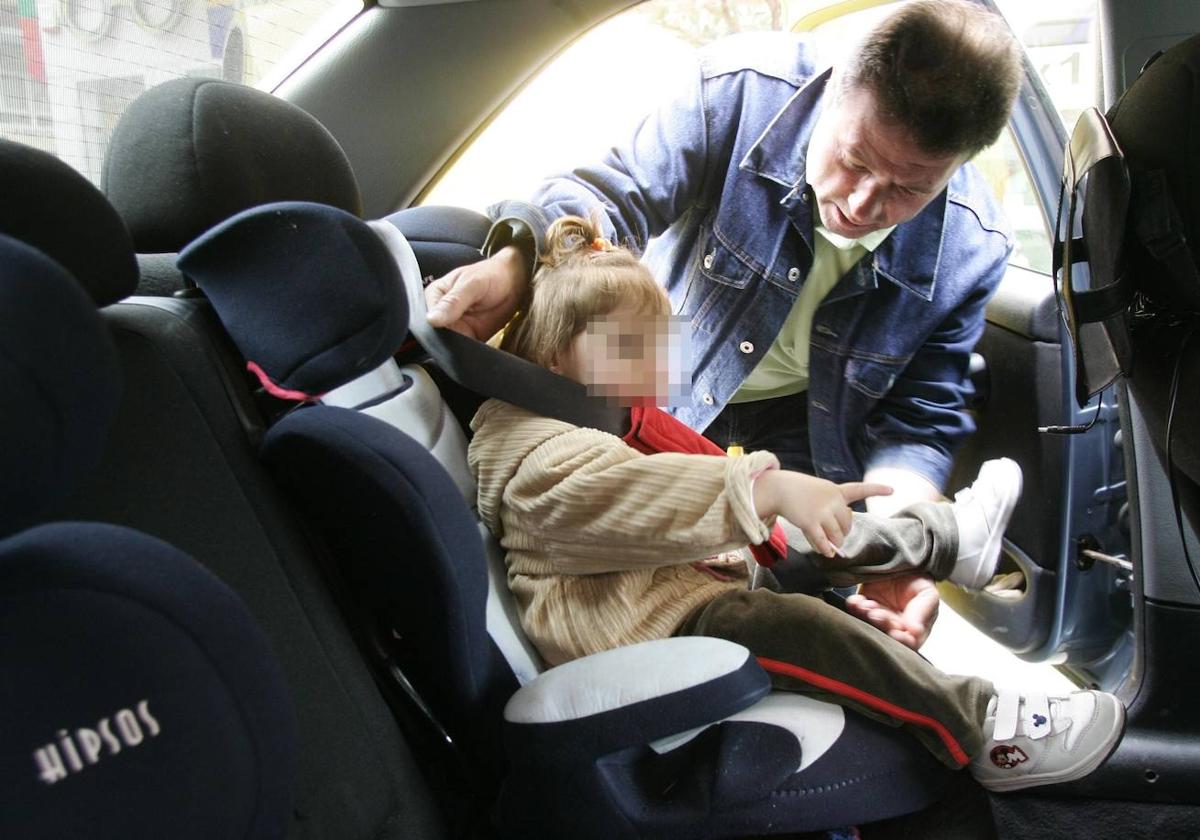 Un conductor coloca adecuadamente a su hija.