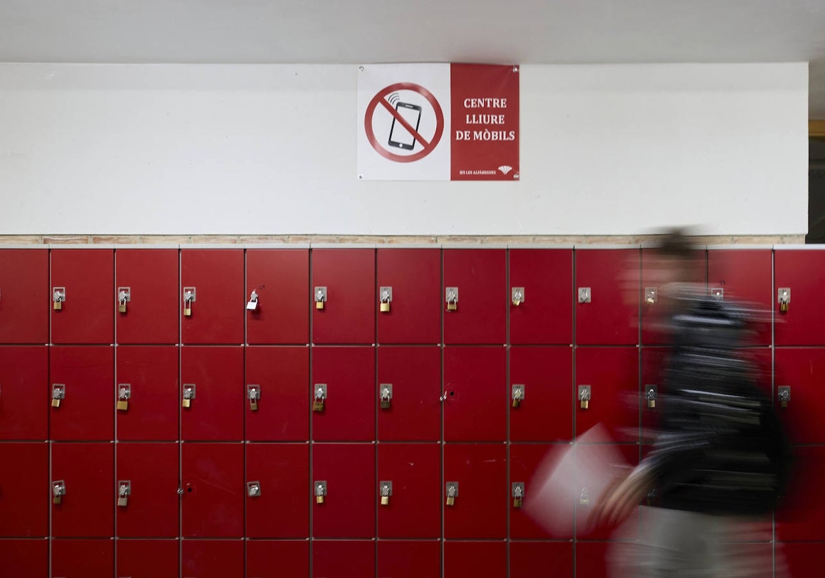 Instituto Les Alfàbegues de Bétera, donde está prohibido el uso del móvil.