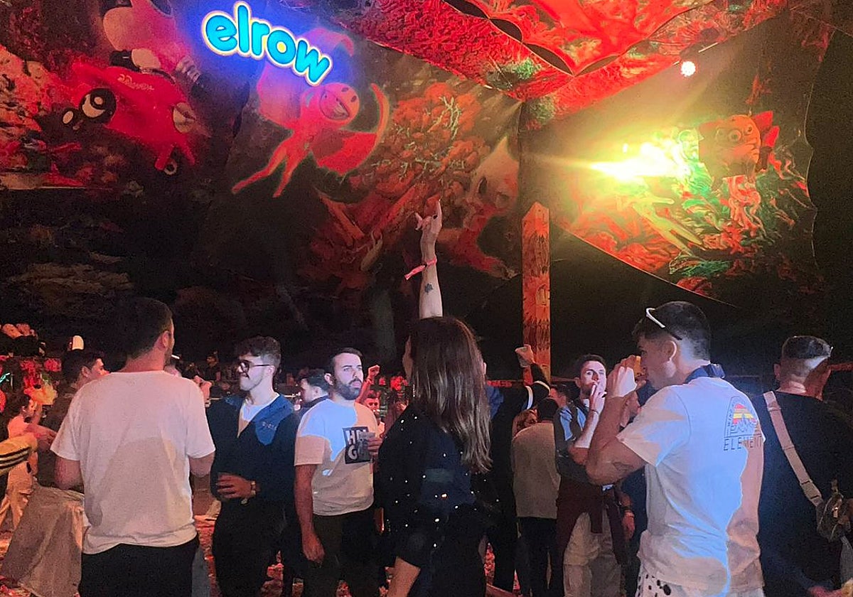 Un grupo de jóvenes se divierten en el festival.