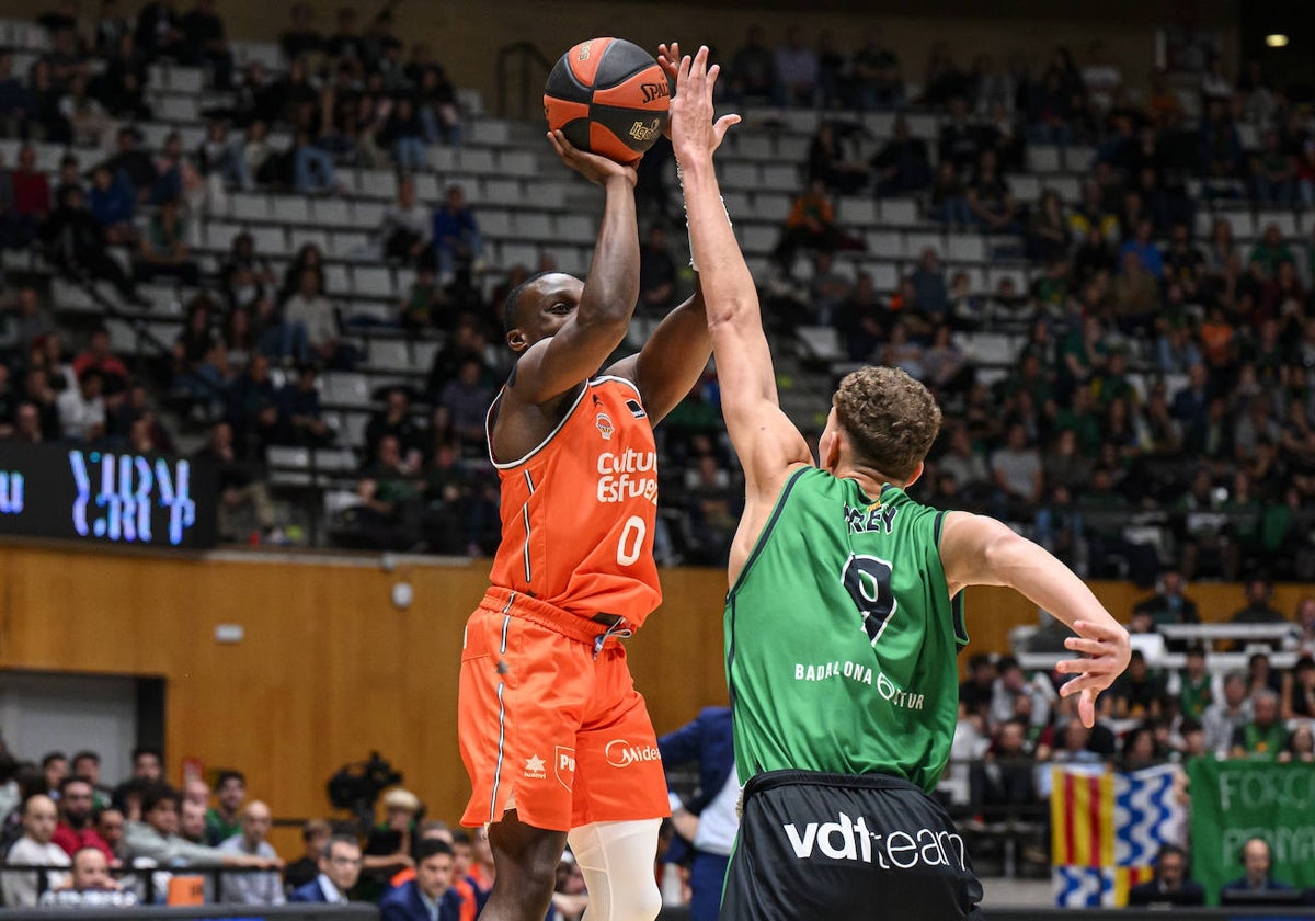 Harper lanza a canasta durante el partido contra el Joventut.