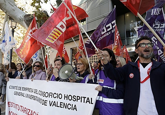 Concentración de trabajadores ante la Conselleria de Sanidad.