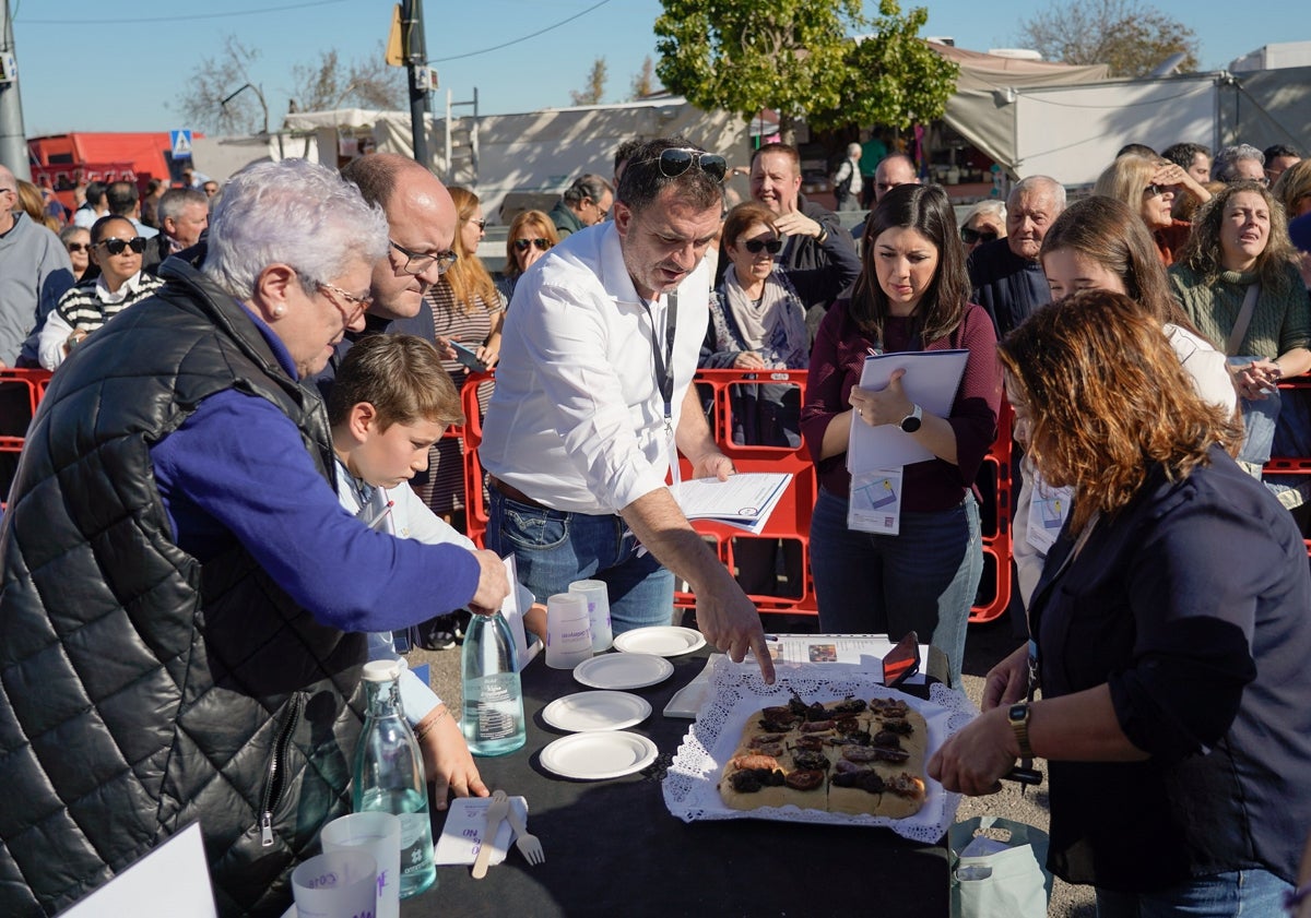 Imagen principal - Arriba, el jurado degusta las cocas participantes; en el medio, cocas para degustar elaboradas por Prieto y Carmina y, sobre estas líneas, el ganador de la modalidad amateur.