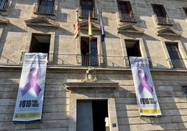 Fachada de la Delegación del Gobierno con los carteles desplegados.