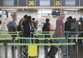 Pasajeros en el aeropuerto de Manises.