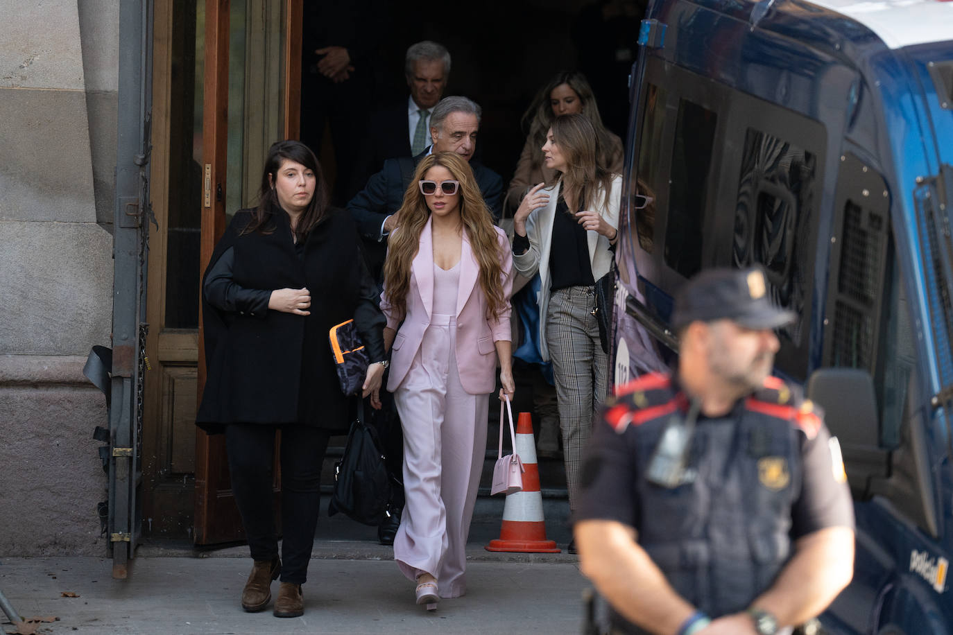 El mensaje oculto en el traje de chaqueta rosa de Shakira