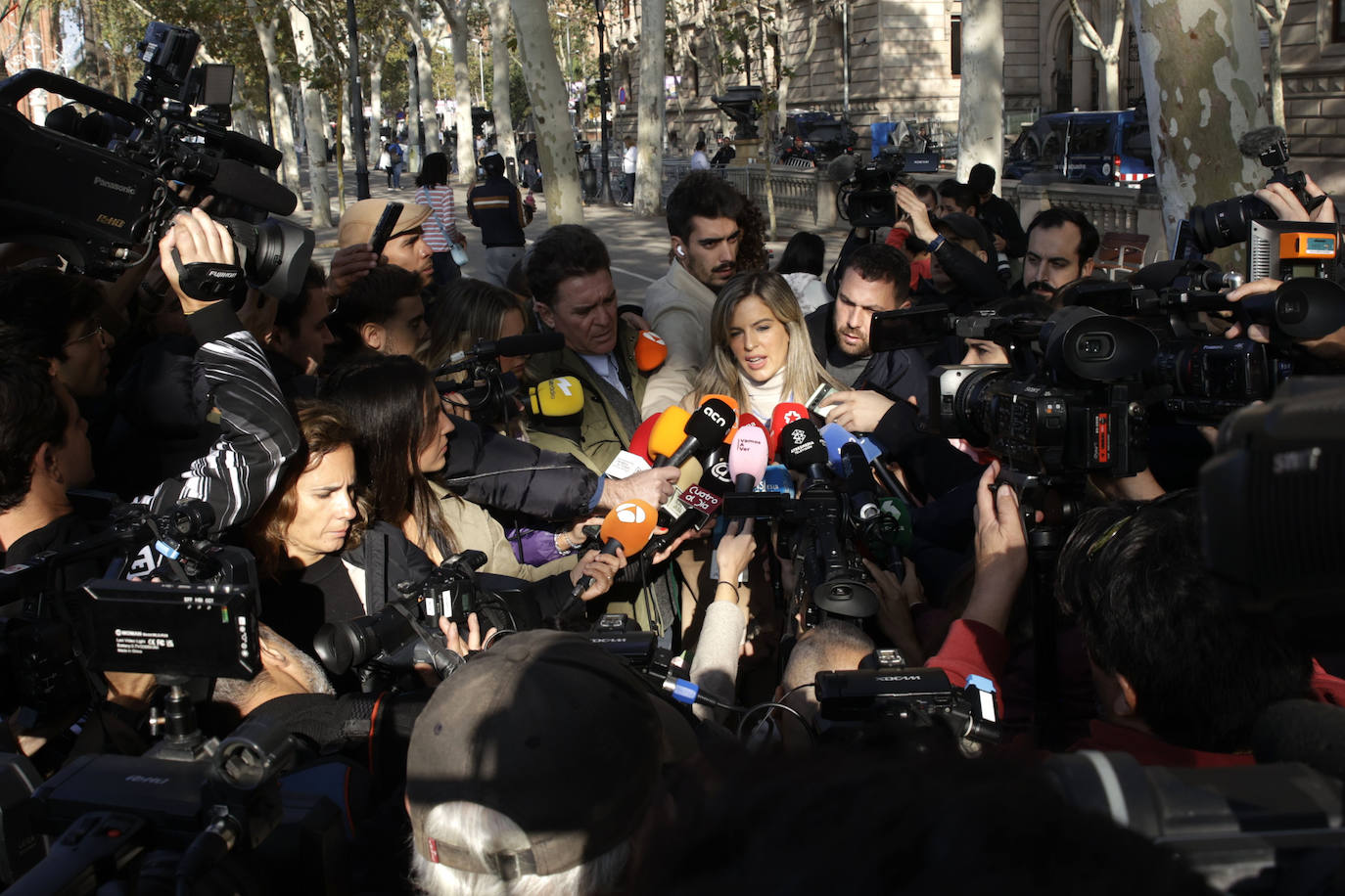 El mensaje oculto en el traje de chaqueta rosa de Shakira