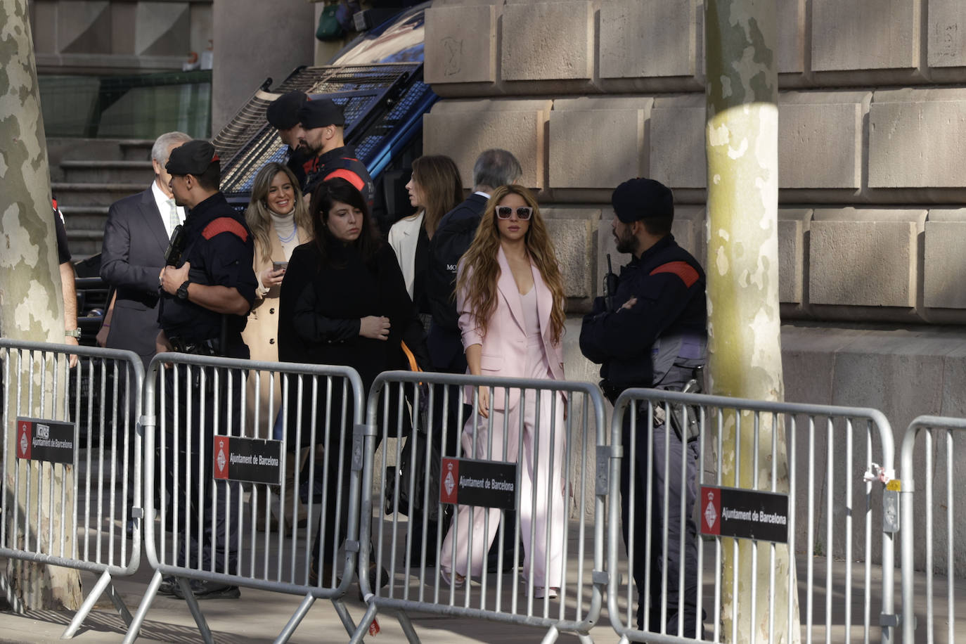 El mensaje oculto en el traje de chaqueta rosa de Shakira