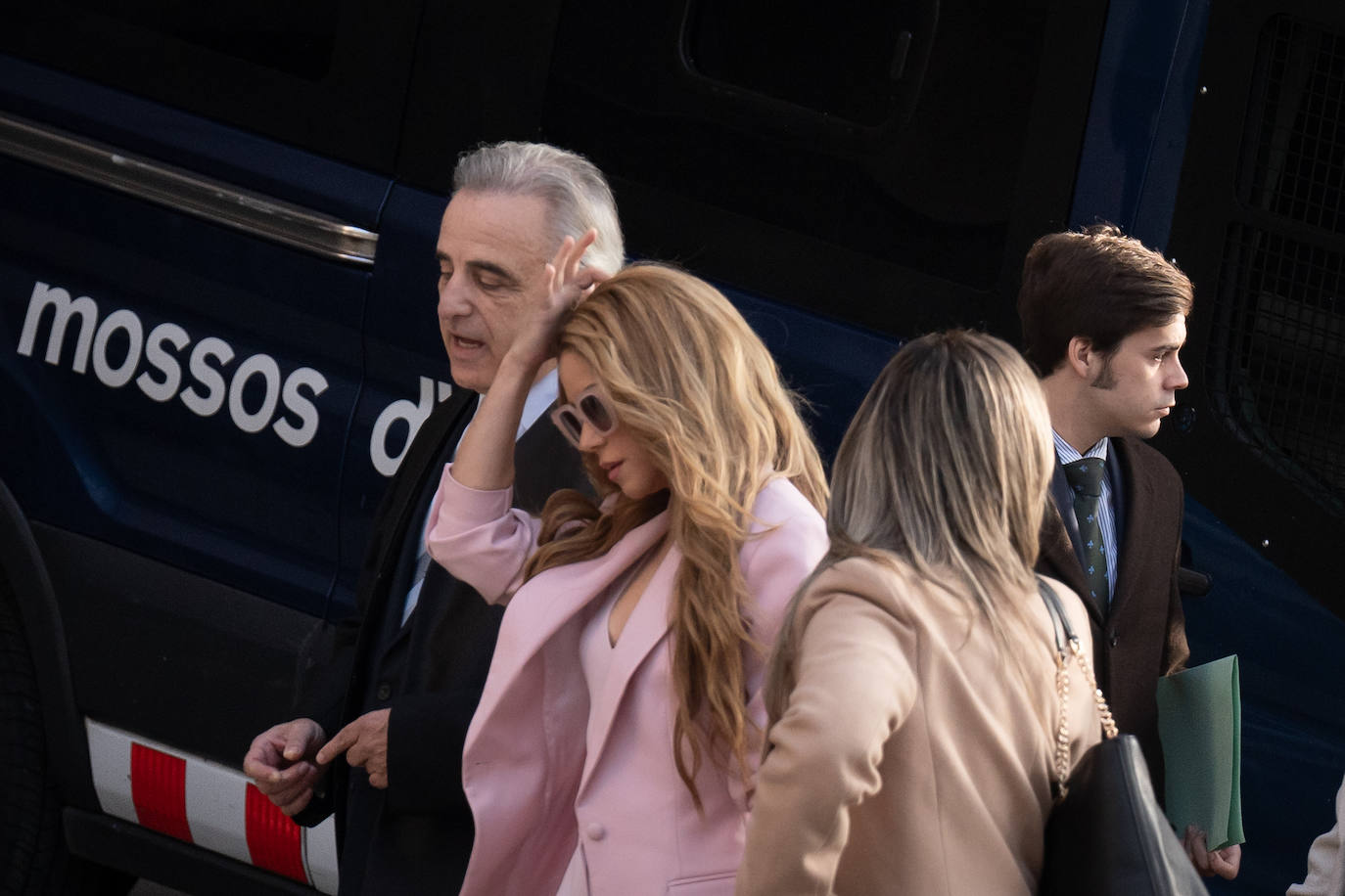 El mensaje oculto en el traje de chaqueta rosa de Shakira