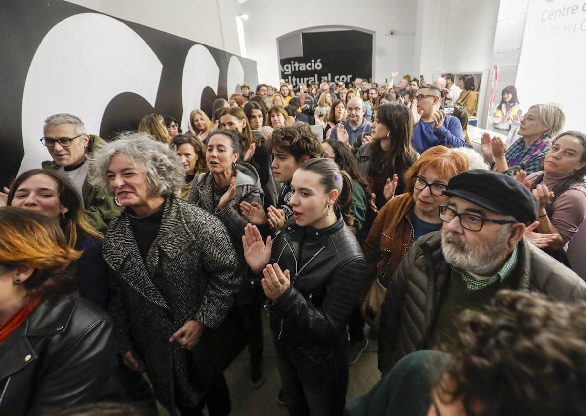 Imagen secundaria 1 - Imágenes de la protesta frente al Centro del Carmen, donde se ha pisado y puesto boca abajo una fotografía del vicepresidente del Consell y conseller de Cultura, Vicente Barrera. 