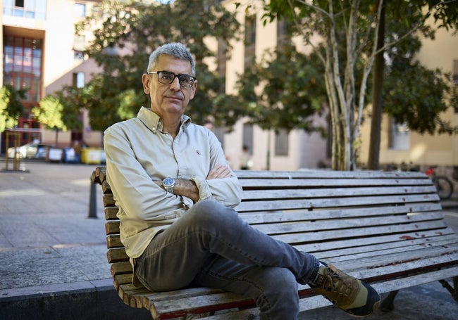 Genar Martí, sentando en un banco en el centro de Valencia.