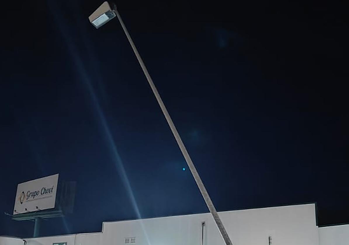 Farola junto al tanatorio.