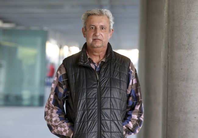 Jorge Carretero, en la entrada del Hospital La Fe, donde está siendo tratado.