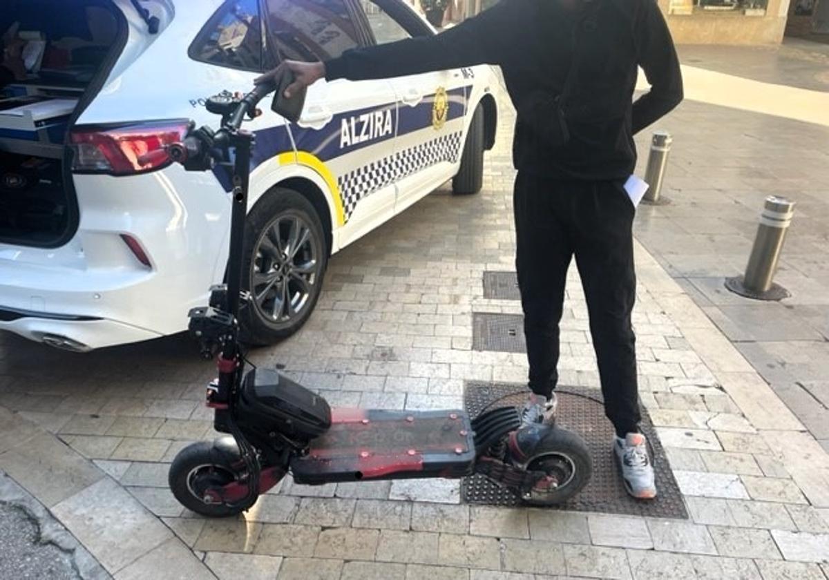 Patinete confiscado en Alzira.