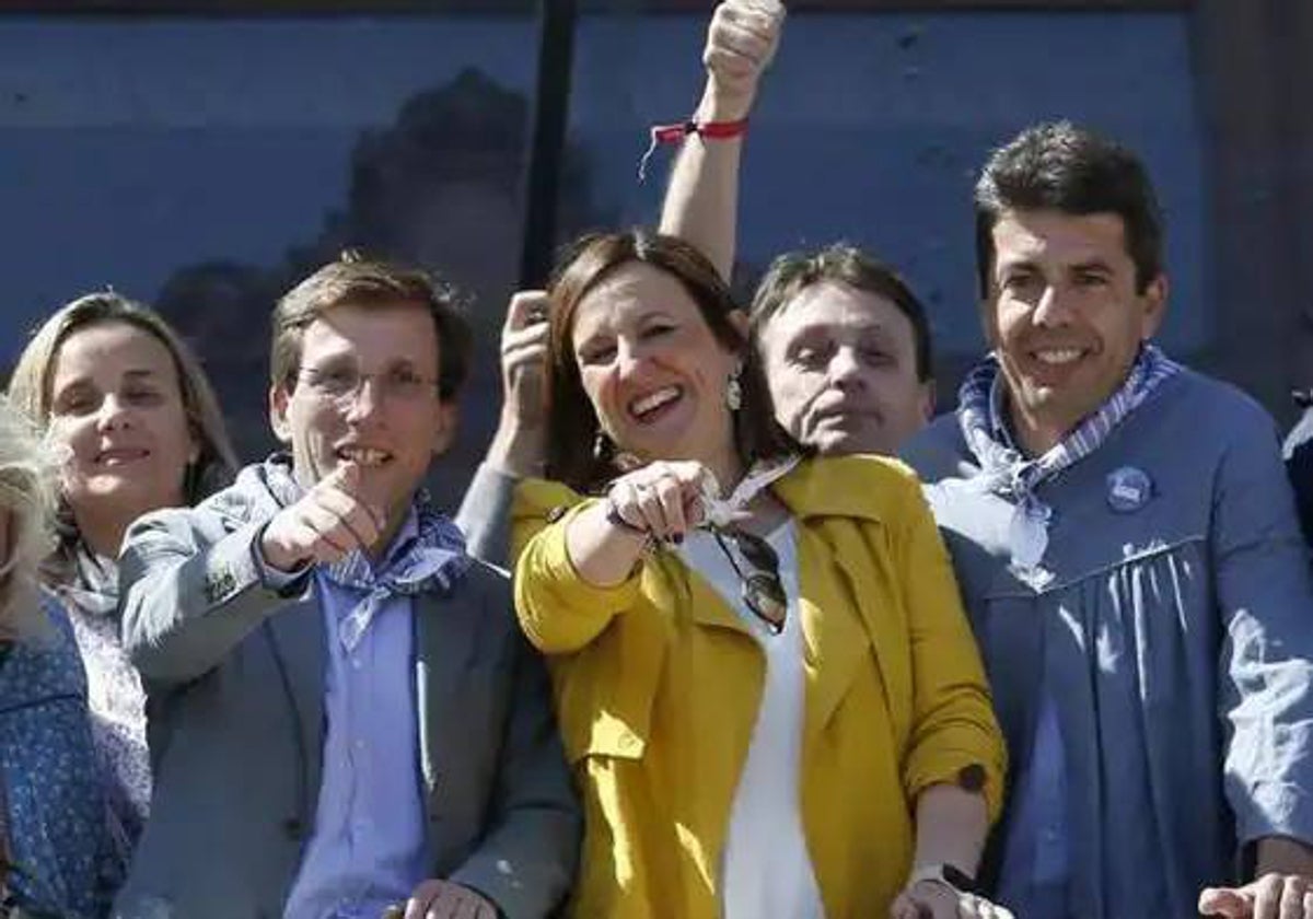 Almeida, Català y Mazón, en el balcón del Ayuntamiento de Valencia.