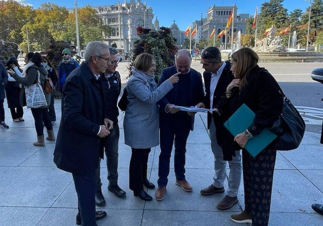 Comitiva que estudia el escenario de la mascletà, en Cibeles.