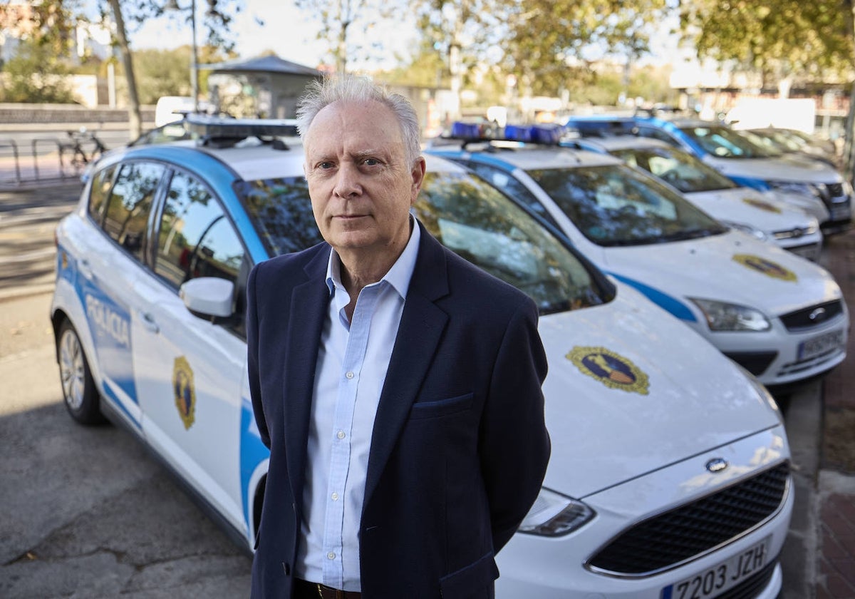 Álvaro Rodríguez, junto a los coches de la Policía de la Generalitat aparcados frente a la sede de Pont de Fusta, en Valencia.