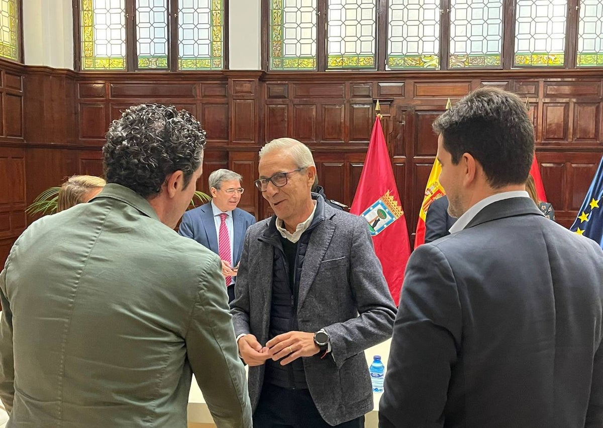 Imagen secundaria 1 - Reunión del concejal de Fallas, Santiago Ballester, en Madrid, junto a responsables de Bomberos, Policía y Protección Civil y día fallero con Martínez-Almeida encendiendo un petardo, unto a Catalá, en la falla Almirante Cadarso.