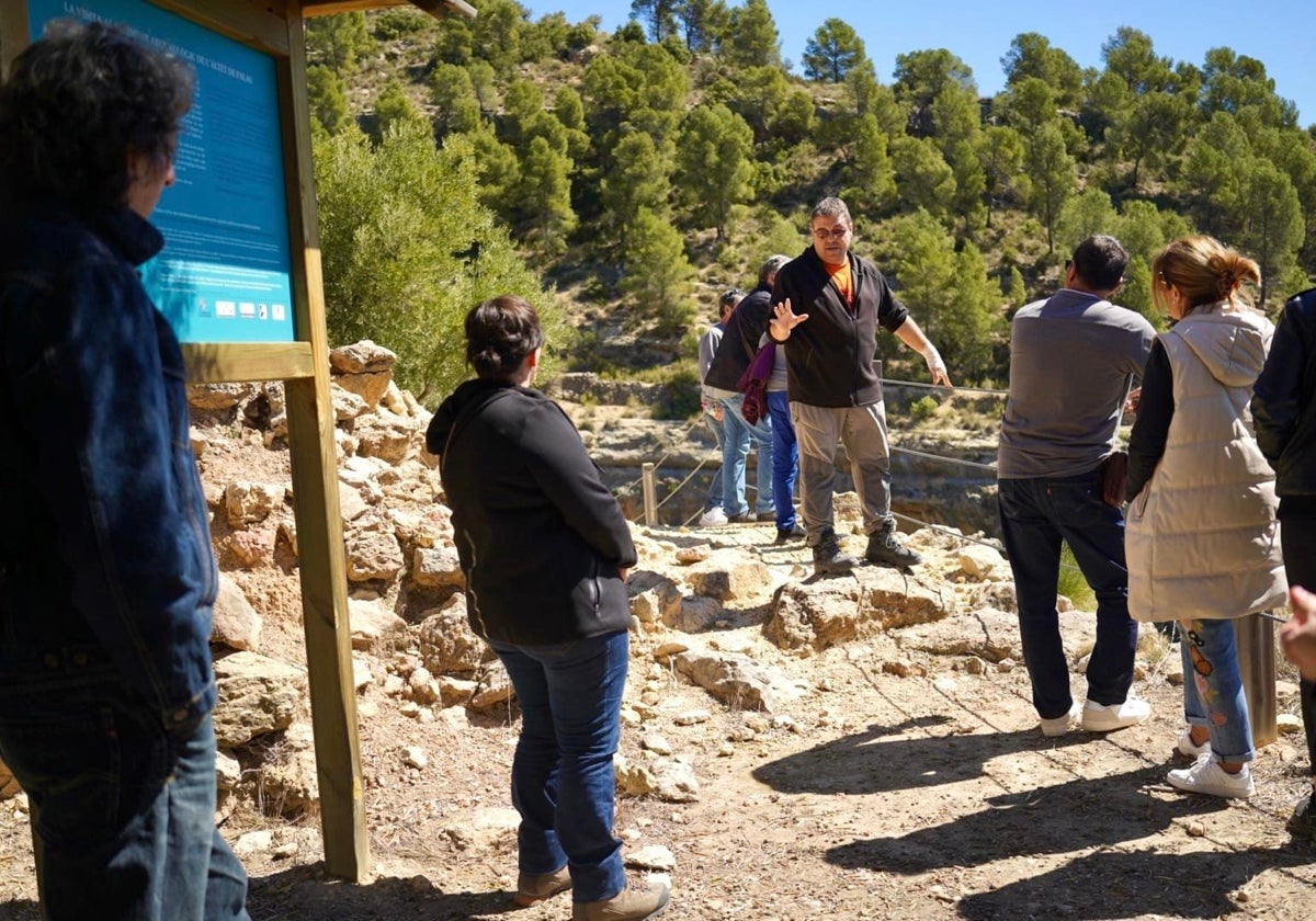 Una de las visitas guiadas al yacimiento de l'Altet de Palau.