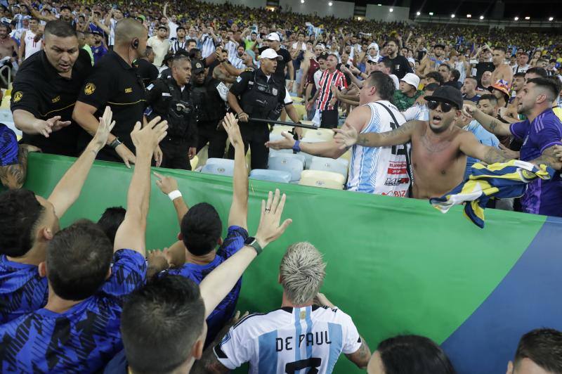 Las imágenes de la vergüenza en Maracaná: batalla en la grada entre argentinos y brasileños