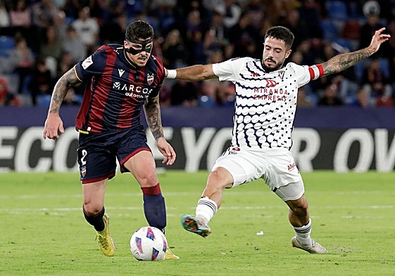 Capa protege el balón ante la presión de un jugador del Mirandés.