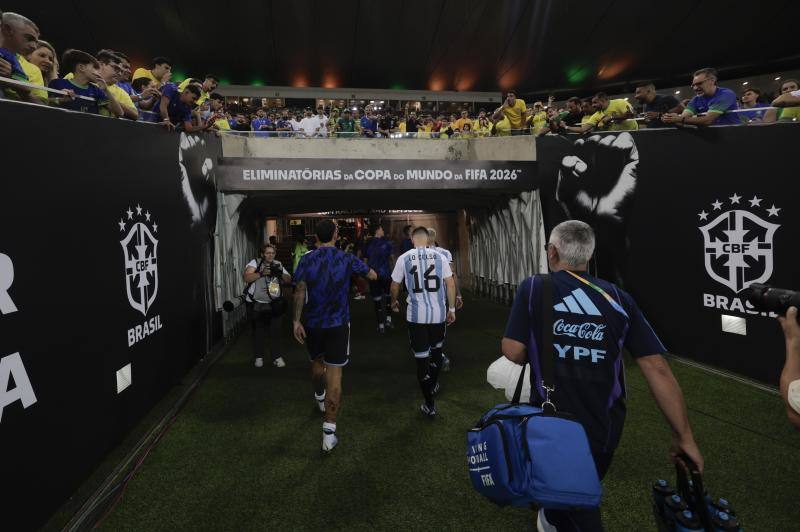 Las imágenes de la vergüenza en Maracaná: batalla en la grada entre argentinos y brasileños