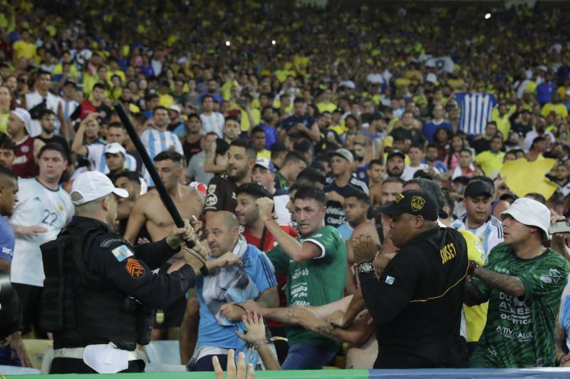 Las imágenes de la vergüenza en Maracaná: batalla en la grada entre argentinos y brasileños