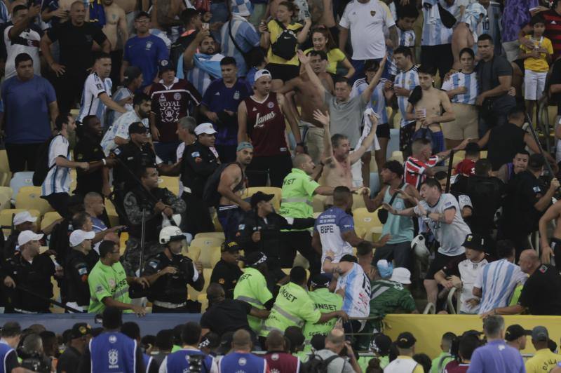 Las imágenes de la vergüenza en Maracaná: batalla en la grada entre argentinos y brasileños