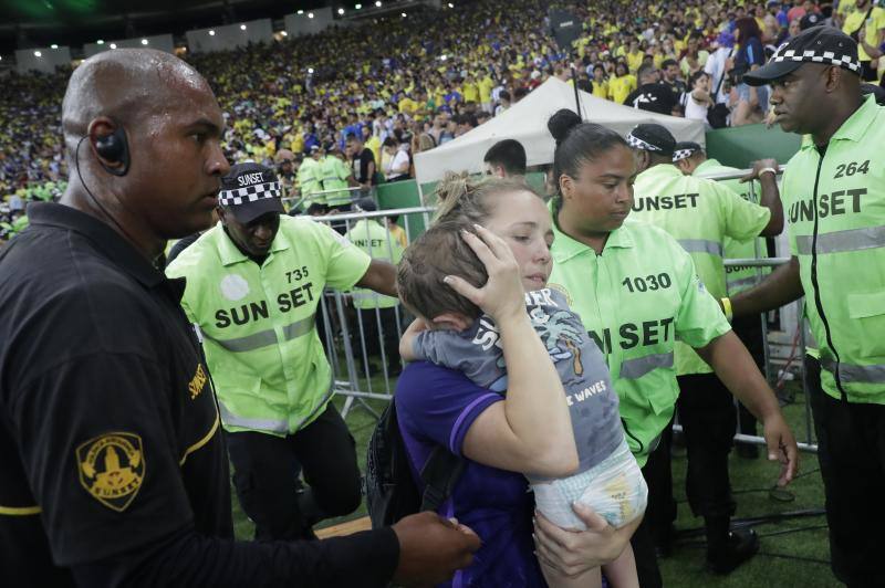 Las imágenes de la vergüenza en Maracaná: batalla en la grada entre argentinos y brasileños