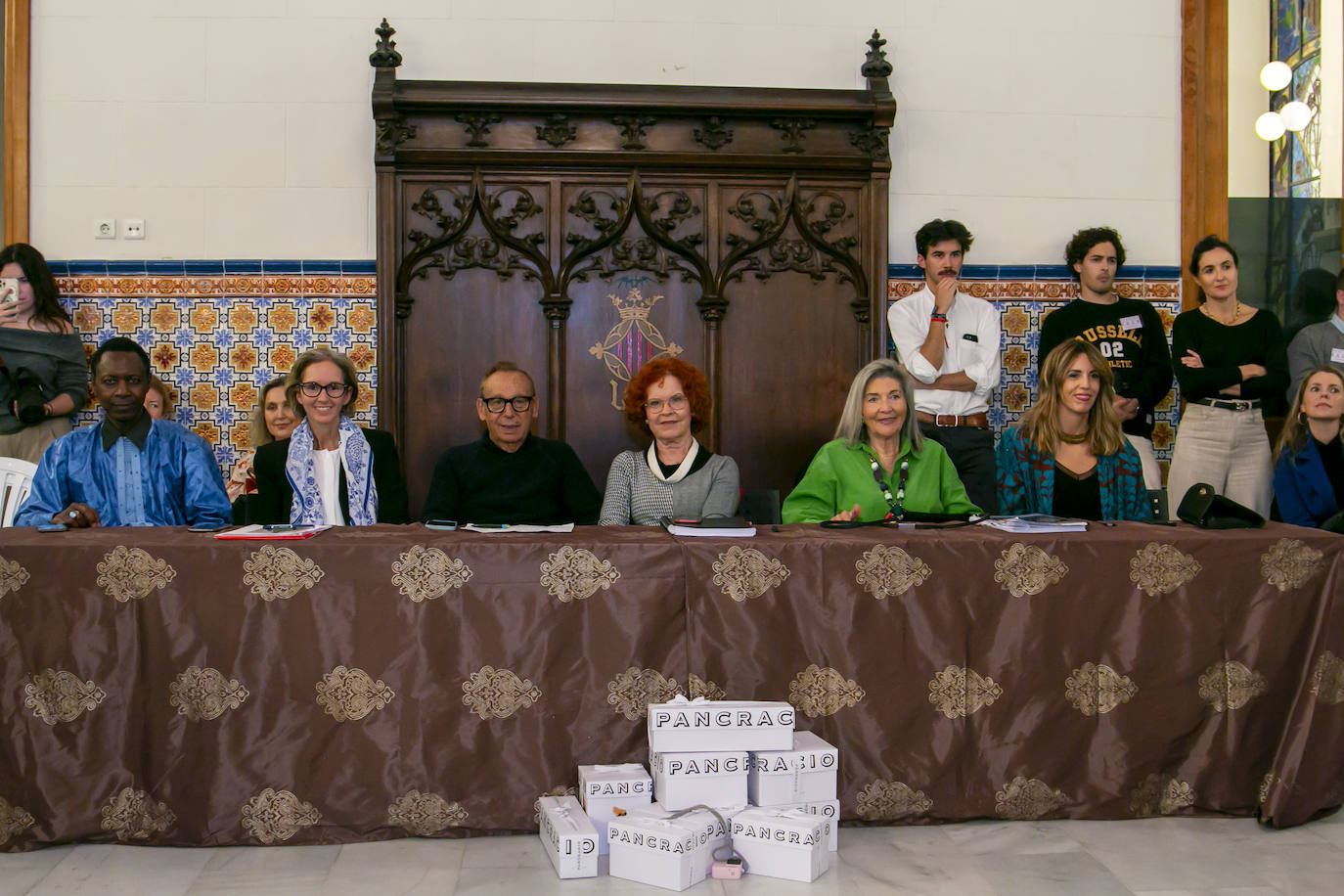 Imagen principal - Arriba, Amparo Ferrando, Davinia Bono, Marta Torrado, Nacho Tarazaga y Elena Colomina. A la izquierda, los miembros del jurado, compuesto por, entre otros, Presen Rodríguez, Dolores Cortés, Mapi Paricio o Elena Regadera.