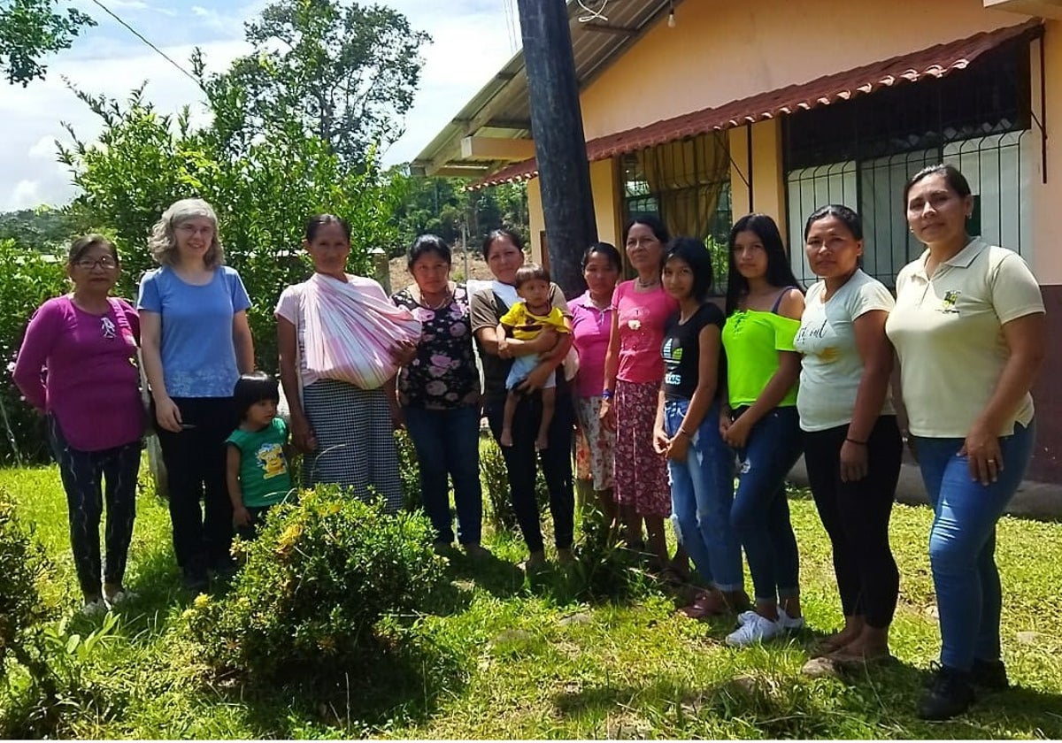 Beatriz Sancho junto al grupo de artesanas de la parroquia de Canelos, en Ecuador.