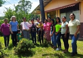 Beatriz Sancho junto al grupo de artesanas de la parroquia de Canelos, en Ecuador.