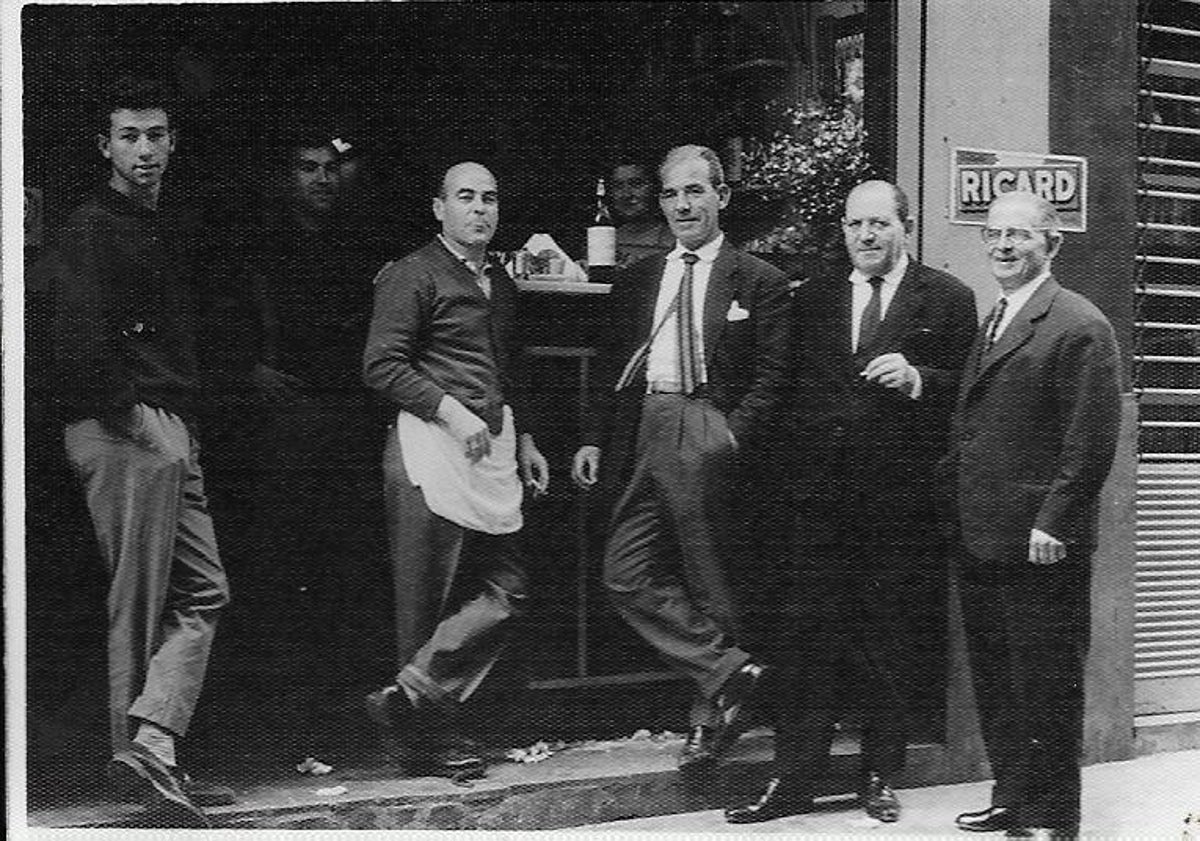 Imagen principal - El éxito del bar que resiste en el centro de Valencia y no sirve café