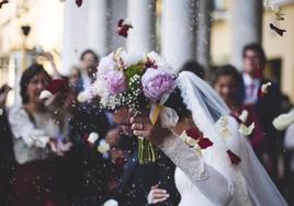 Celebración de una boda con los novios a la salida de la ceremonia.