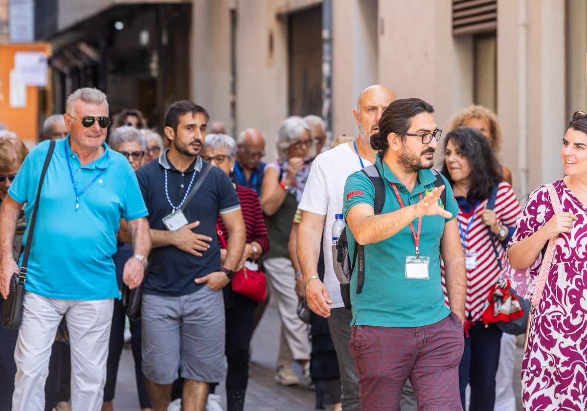 Gente por la calle en Valencia