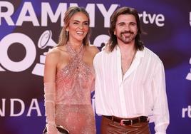 El cantante Juanes junto a su mujer Karen Martínez antes de la ceremonia de los Latin Grammy 2023 en Sevilla y su casa.