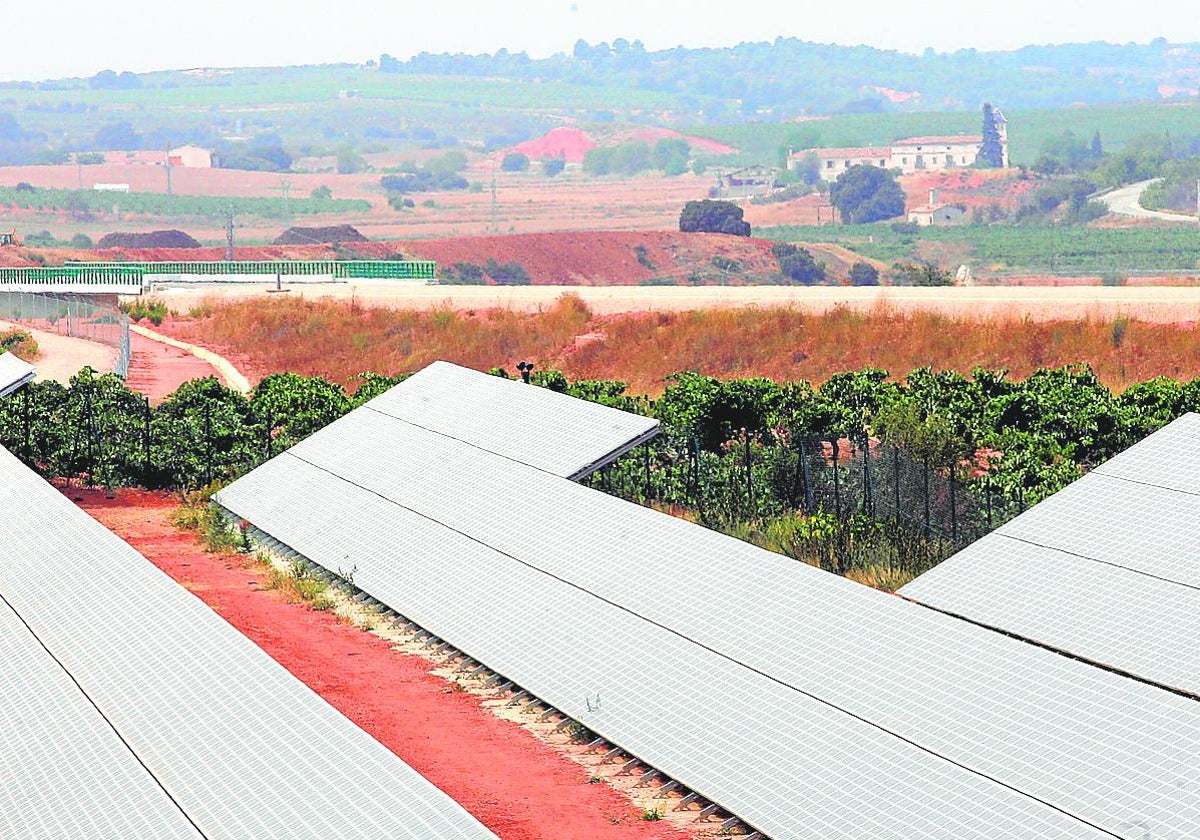 Paneles solares para la obtención de energía fotovoltaica en Utiel.