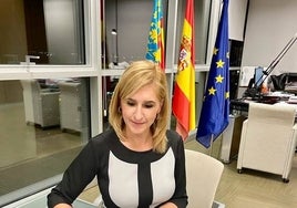 Salomé Pradas firma las cartas para los ministros.