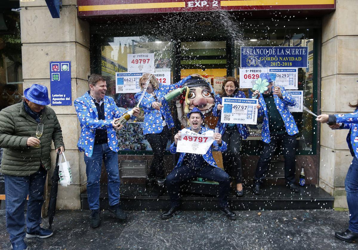 Varias personas celebrando frente a una administración de Loterías uno de los premio. Imagen de archivo.