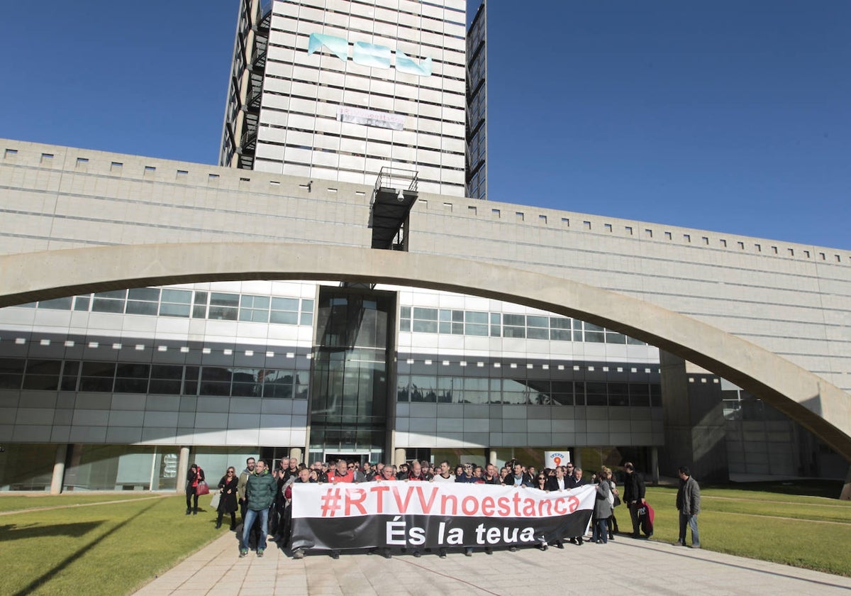 La plantilla, unida tras una pancarta el día del cierre de emisiones de Canal 9.