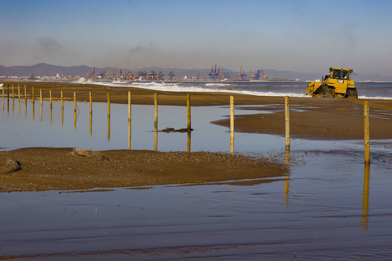 El mar entra en las nuevas dunas de las playas regeneradas en El Saler