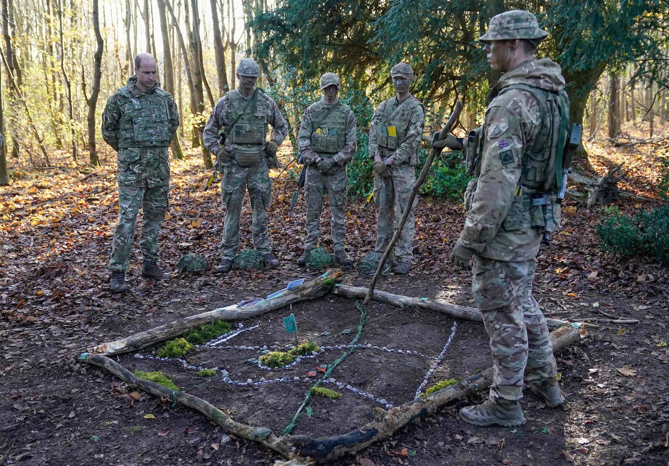 El príncipe Guillermo, de camuflaje y en un vehículo de combate