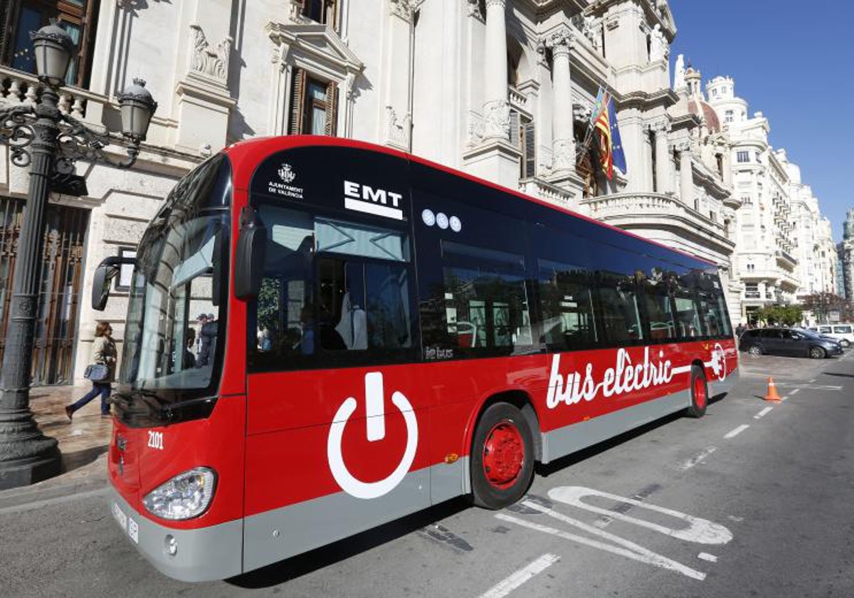 Un autobús eléctrico, durante un acto de presentación en la plaza del Ayuntamiento.