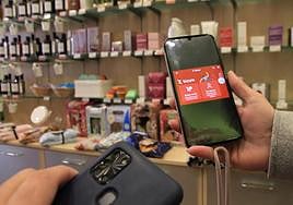 Un usuario intenta pagar con Bizum en un comercio.