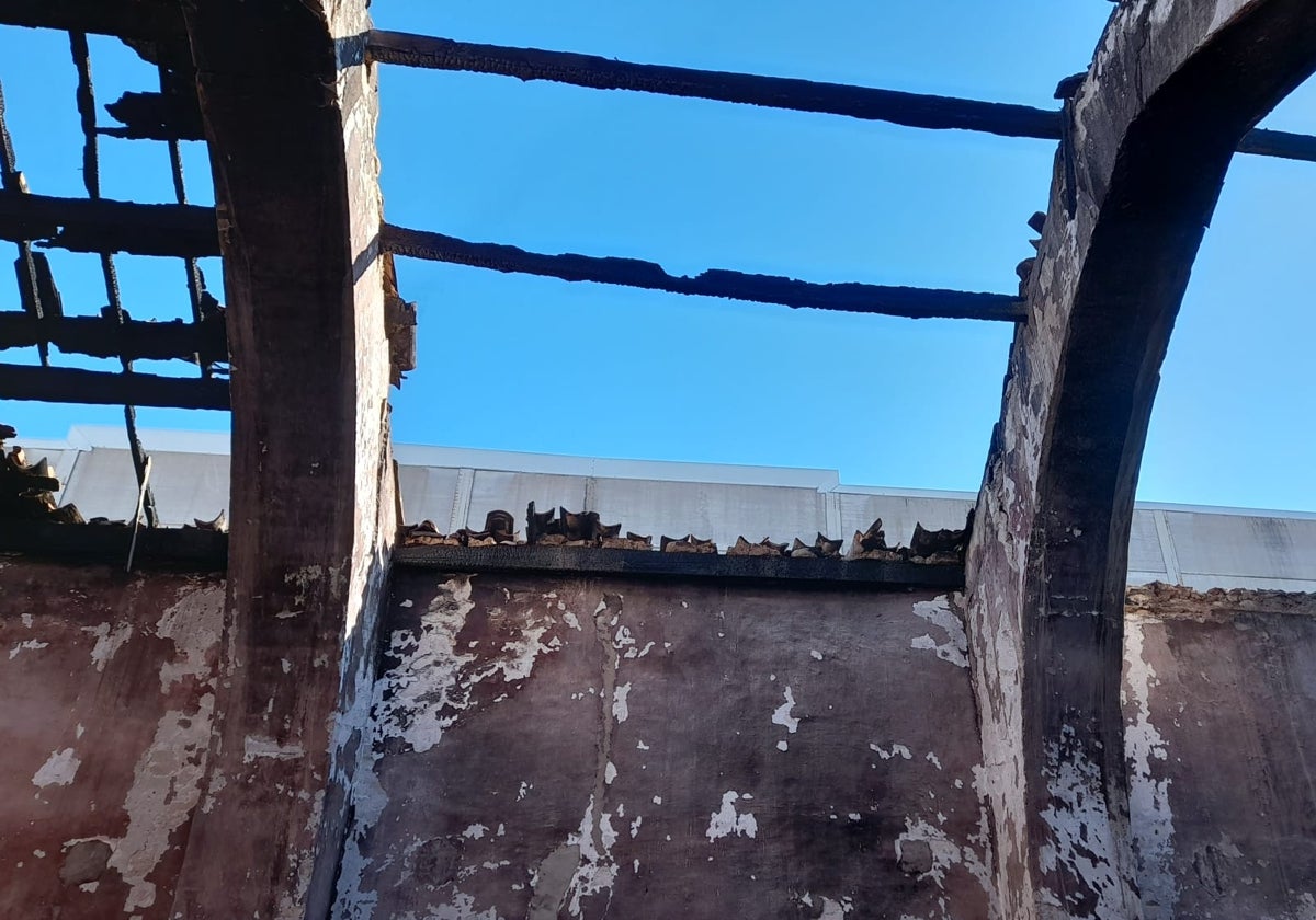 Estado en que ha quedado la ermita tras el incendio.