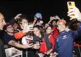 Euforia con Marc Márquez en el pit walk del Gran Premio de Cheste