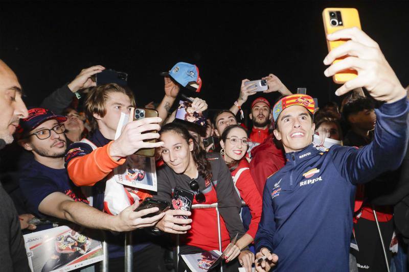 Euforia con Marc Márquez en el pit walk del Gran Premio de Cheste