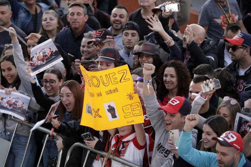 Euforia con Marc Márquez en el pit walk del Gran Premio de Cheste