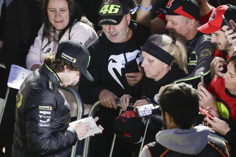 Euforia con Marc Márquez en el pit walk del Gran Premio de Cheste