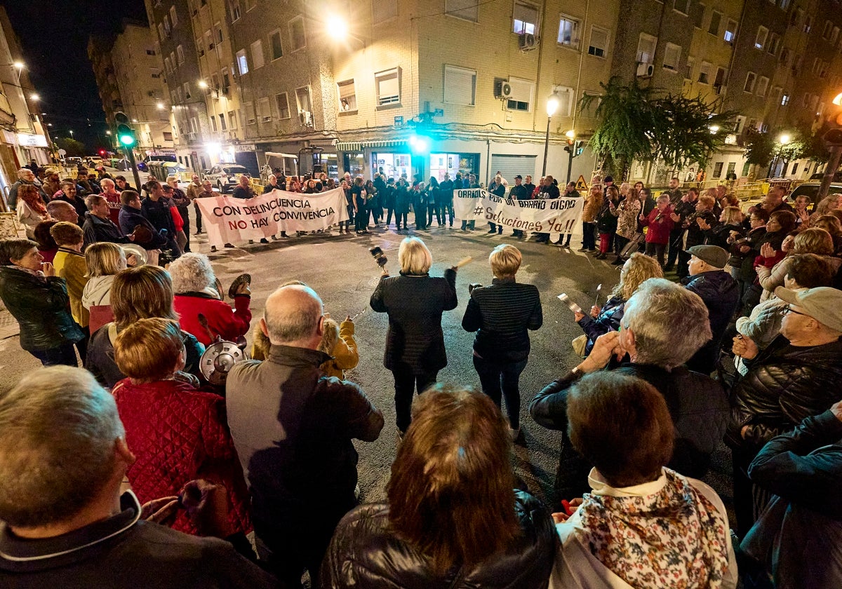 Cacerolada de los vecinos de Orriols, el pasado jueves.